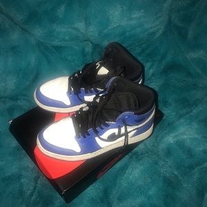 Air Jordan 1 retro high color way blue and white.